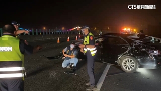 駕駛國3撞護欄翻覆！　疑未繫帶拋飛遭多車輾亡