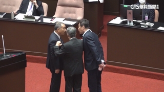 「你先大聲的」　費鴻泰.邱國正爆口角　陳揆忙勸架