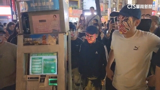 為挺高虹安？　「新政治提款機」遊行遭8名臉譜男包圍