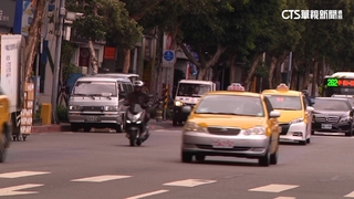 記點新制惹民怨！　明百輛小黃包圍交通部抗議