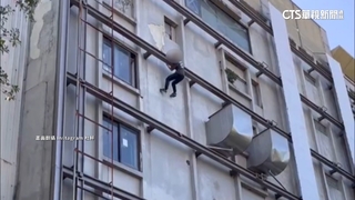 玩命！　台北男跑酷爬餐廳外牆　7層樓跳到1樓