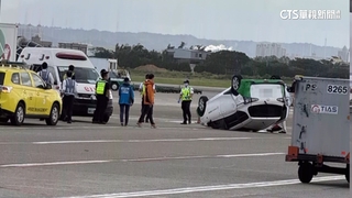與桃機「航機拖車」碰撞　「空廚加餐車」翻覆駕駛送醫