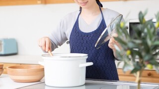 職業婦女下班沒空煮飯　丈夫得知是「加熱菜」怒翻桌離家
