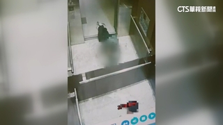 輪椅不給停放社區停車場　身障男爬進電梯滿身汗