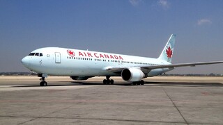 沒提供輪椅！　身障男當眾「爬行下飛機」　機組人員一旁圍觀