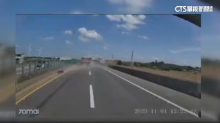 台61線天外飛來「Ｈ鋼」　曳引車輾過當場爆胎