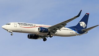 男空服員疑偷拍！「手機朝上」近女乘客裙底　航空公司回應了