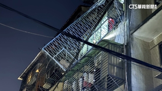 危險！萬華公寓鐵窗搖搖欲墜　磁磚砸掉險砸人