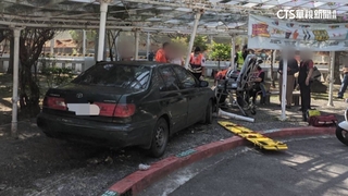 油門誤當煞車！　9旬翁載妻暴衝撞台大醫院旁涼亭