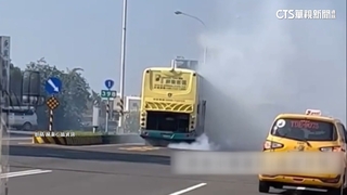 屏東客運半路突冒大量白煙　乘客急疏散離開