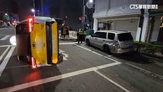 小黃司機自稱「閃狗」才撞車　波及路邊兩輛車