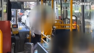 不滿公車擋路！　單車騎士追車飆罵　衝上車理論爆衝突