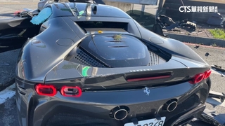 全車要價3500萬！　法拉利疑超速自撞分隔島
