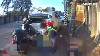 母載子撞路邊汽車　3歲兒「站踏板疑無安全帽」不治