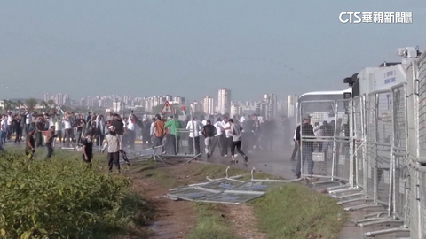 土國挺巴民眾闖美軍基地 警射水砲.催淚彈驅離