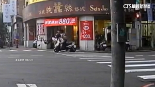 行人走一半又回頭　直行騎士閃不及撞倒地