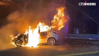 疑飆速又闖紅燈　女駕駛釀連環撞　轎車悚變火球