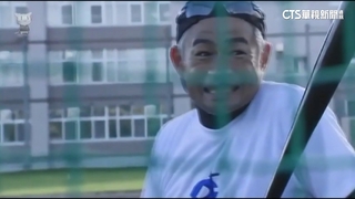 糟！開轟打破學校玻璃　朗神一臉「做錯事」表情