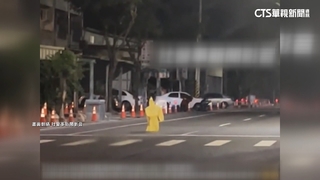 無人雨衣「過馬路」？！　警研判：「電動旗手」沒固定好