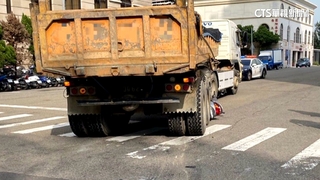 內輪差釀禍！　騎士遭聯結車撞倒　捲車底撿回一命