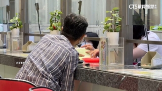 匯款少「10萬」　烏龍！　遭郵局人員踢進桌底