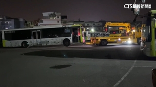 四方客運疑欠2億貸款　29輛巴士遭強制拖走