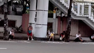 驚！站牌沒椅子　國小生腳痠「坐路邊」等公車