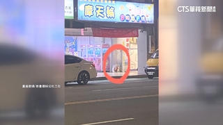 女童「假身障坐輪椅」賣商品？　抓包收工後「起身滑手機」