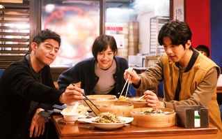 「東坡CP」傅孟柏、王柏傑第三度巧遇，傳授簡嫚書小籠包「不燙嘴」吃法