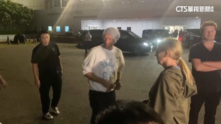 Coldplay成員入境小港機場　粉絲瘋狂要簽名