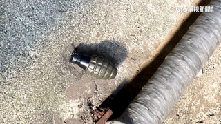 窄巷內驚見「手榴彈」　通緝犯遭逮稱「販毒防身」