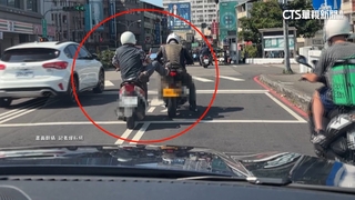 黃牌重機路上拋錨　好心騎士「用腳」一路推