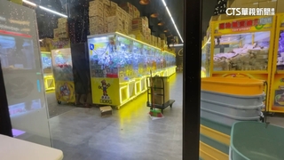 不滿老闆沒送花圈　喪妻男怒砸8娃機洩憤