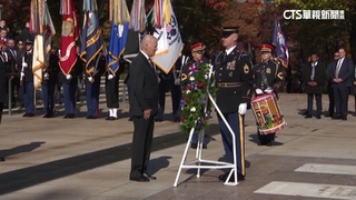 拜登為陣亡將士獻花「又迷航」　儀隊軍官幫指路
