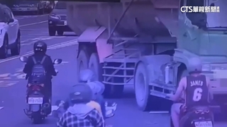 扯！砂石車左轉「跨對向車道」　直行機車嚇急停