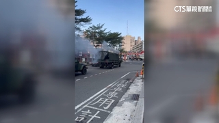 疑機械故障！　軍卡狂冒黑煙干擾後方車輛視線