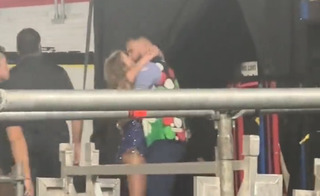 泰勒絲高調認愛！ 演唱會改歌詞告白、奔向男友擁吻