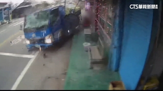 貨車駕駛疑恍神衝對向撞店家　自行車騎士遭撞死