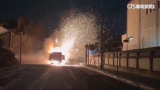 鋪路工程突竄火　駕駛來不及逃　困車內活活燒死