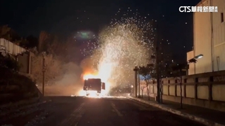 鋪路工程突竄火！　駕駛來不及逃　困車內活活燒死