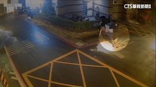 玩過頭！　高中生偷滅火器沿街亂噴　白粉灑滿地