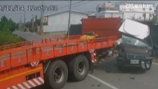 悚！貨車未注意路況　直撞拖板車「四輪騰空飛起」