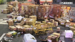 高雄貨車裝卸車門鬆開　灑了滿地橄欖油