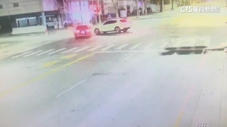 駕駛直行閃闖紅燈車　失控衝破汽車展售場玻璃