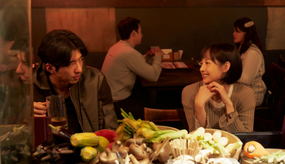 傅孟柏跟簡嫚書在日式居酒屋吃飯談心，曖昧升級。