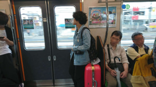 日本奶奶喊「我還年輕」拒被讓座　帥哥「1句話」讓網讚翻：好心動