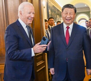 拜登手機秀「習近平年輕舊照」問：你認識他嗎？　習一看忍不住笑！