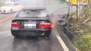 嘉義梅山36彎　20年老車突竄火4人驚險逃生