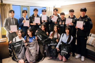 NewJeans與WBG、T1選手合照　引中國網友不滿：為啥和T1跪著拍？