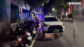 未注意路邊停車距離　自小客車連撞7機車